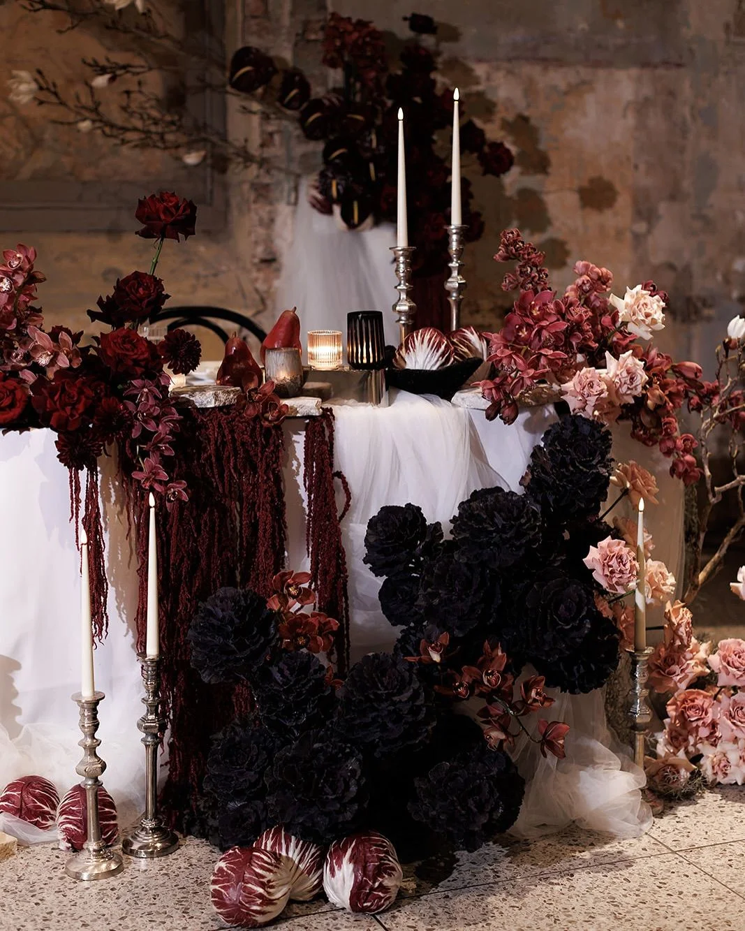 décoration de mariage de couleur bordeaux