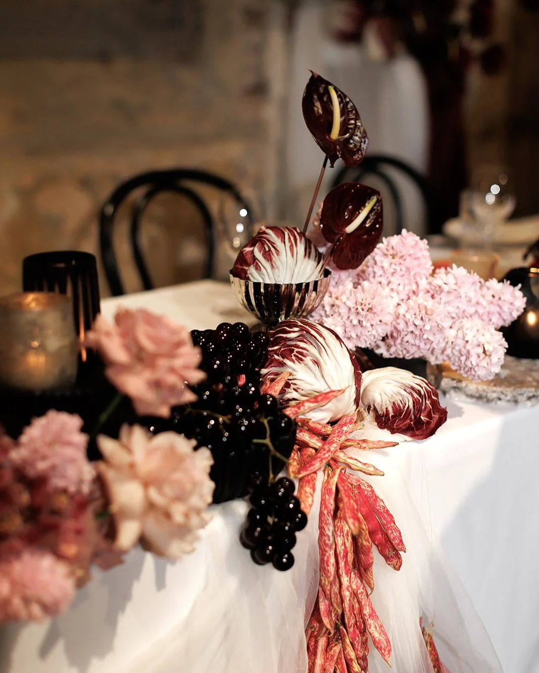 décoration de mariage de couleur bordeaux avec fleurs, fruits et légumes