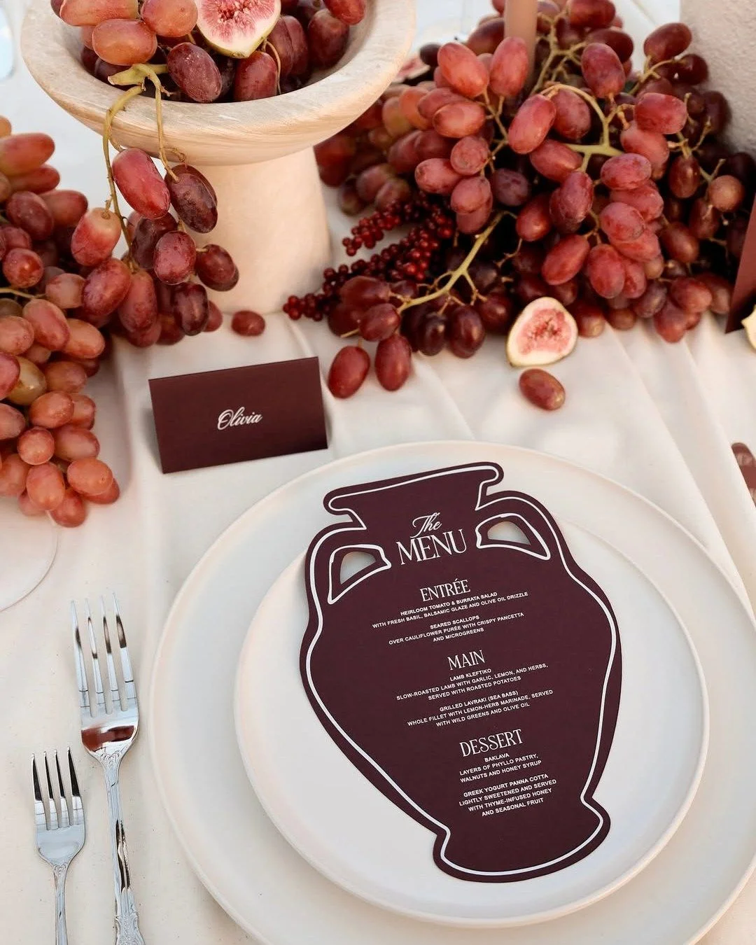 décoration de mariage avec papeterie de couleur bordeaux