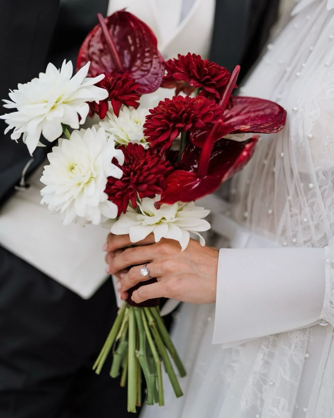 bouquet de mariée avec anthuriums bordeaux