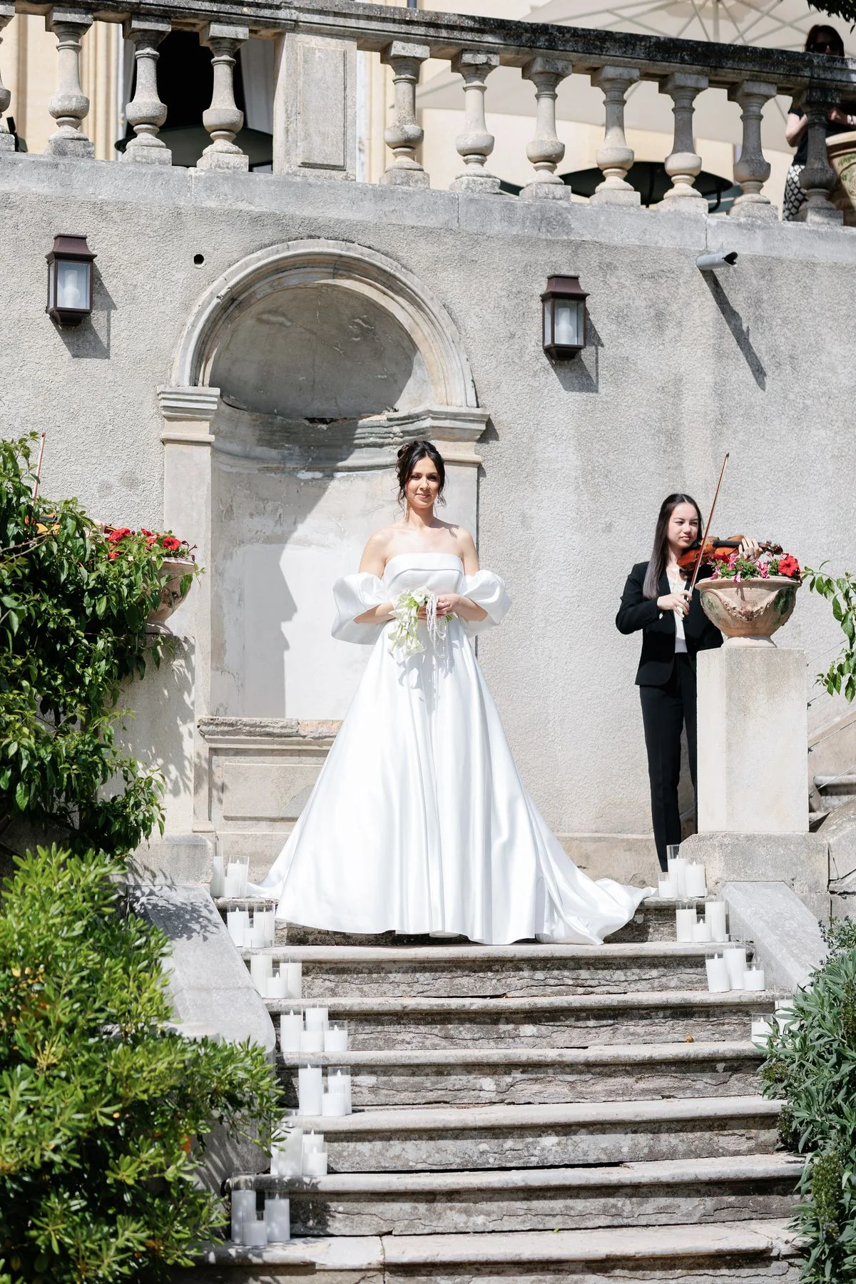 Inspiration : Monochrome d'élégance au Château de Collias