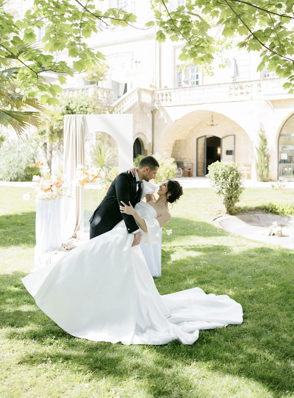 Inspiration : Monochrome d'élégance au Château de Collias