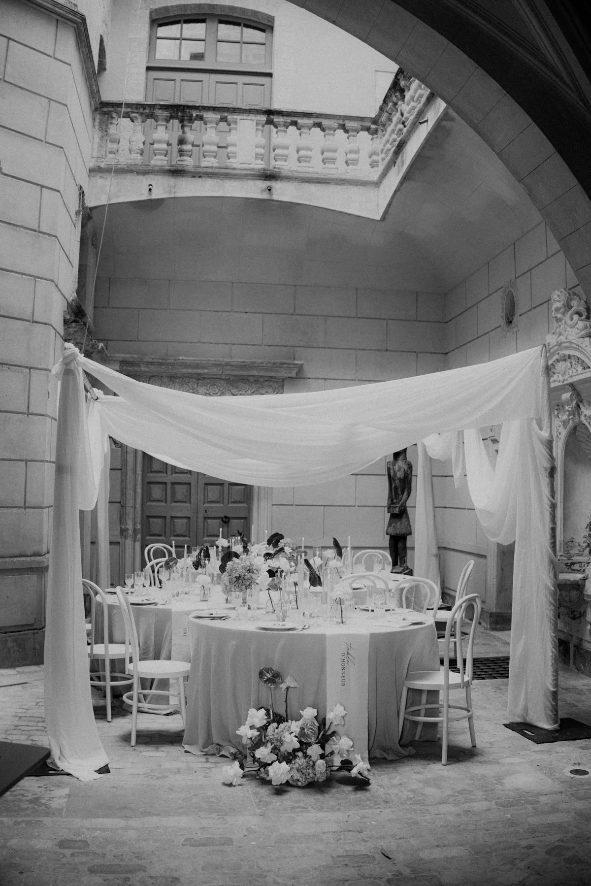 Inspiration : Monochrome d'élégance au Château de Collias