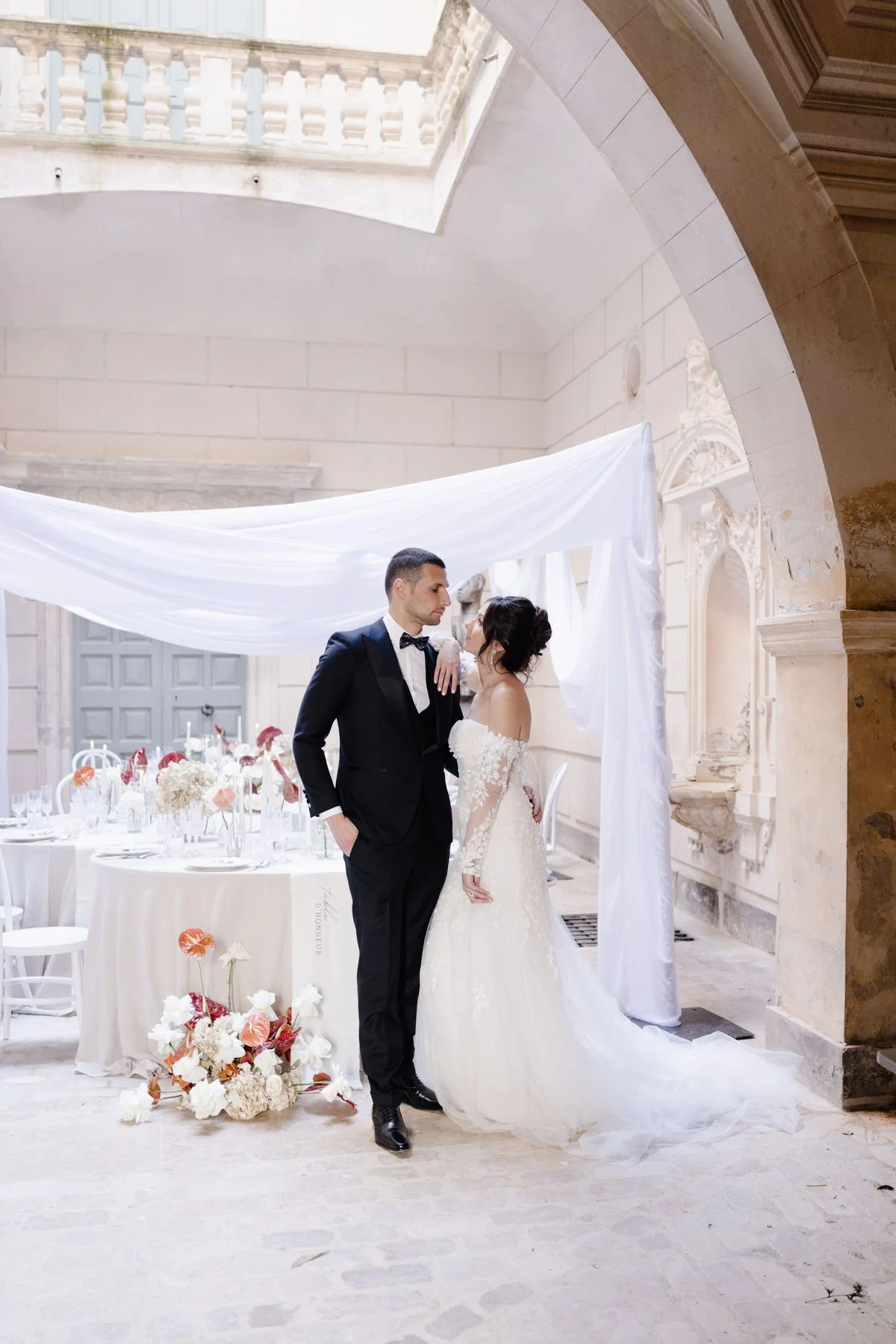 Inspiration : Monochrome d'élégance au Château de Collias