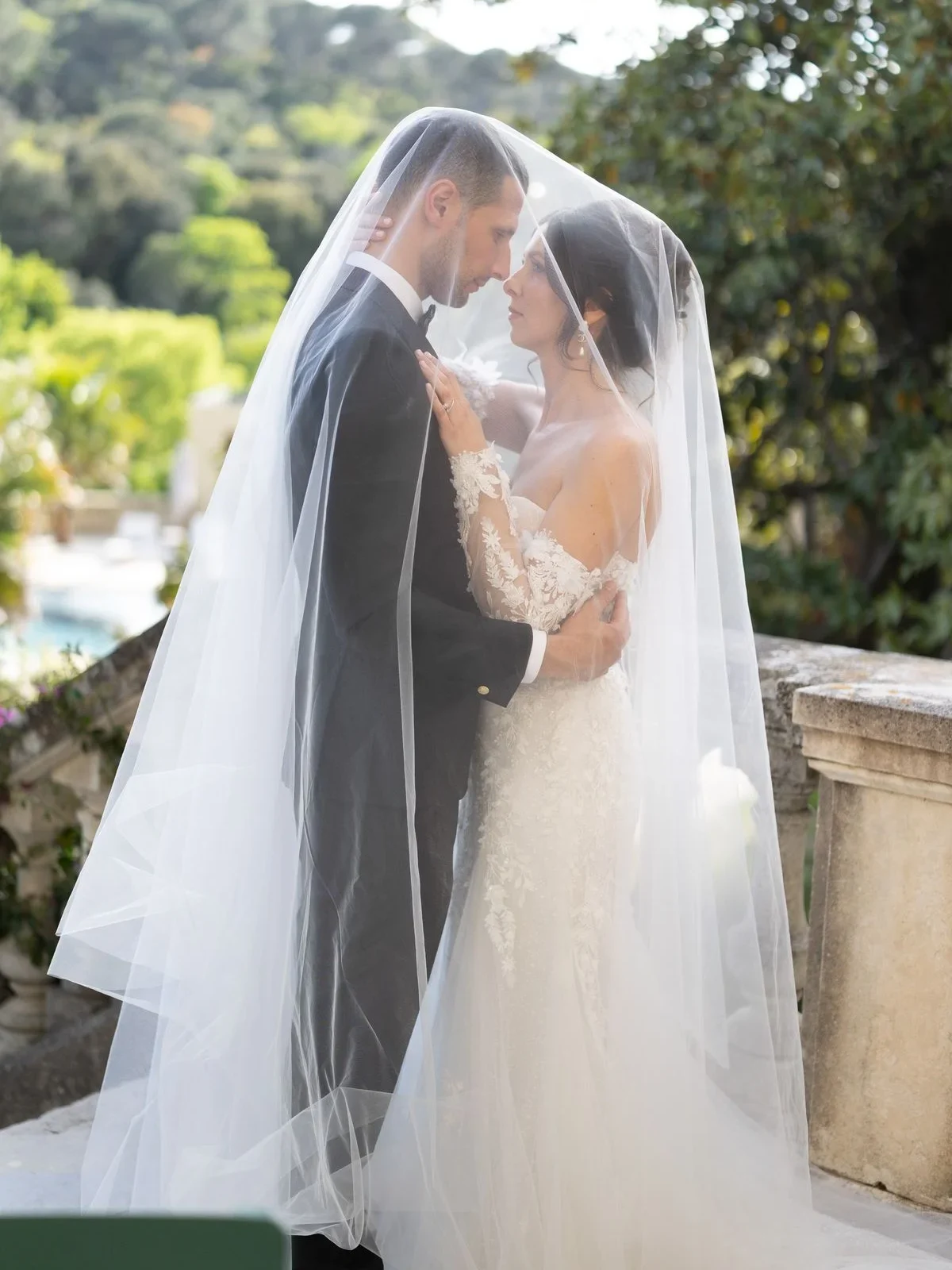 Inspiration : Monochrome d'élégance au Château de Collias