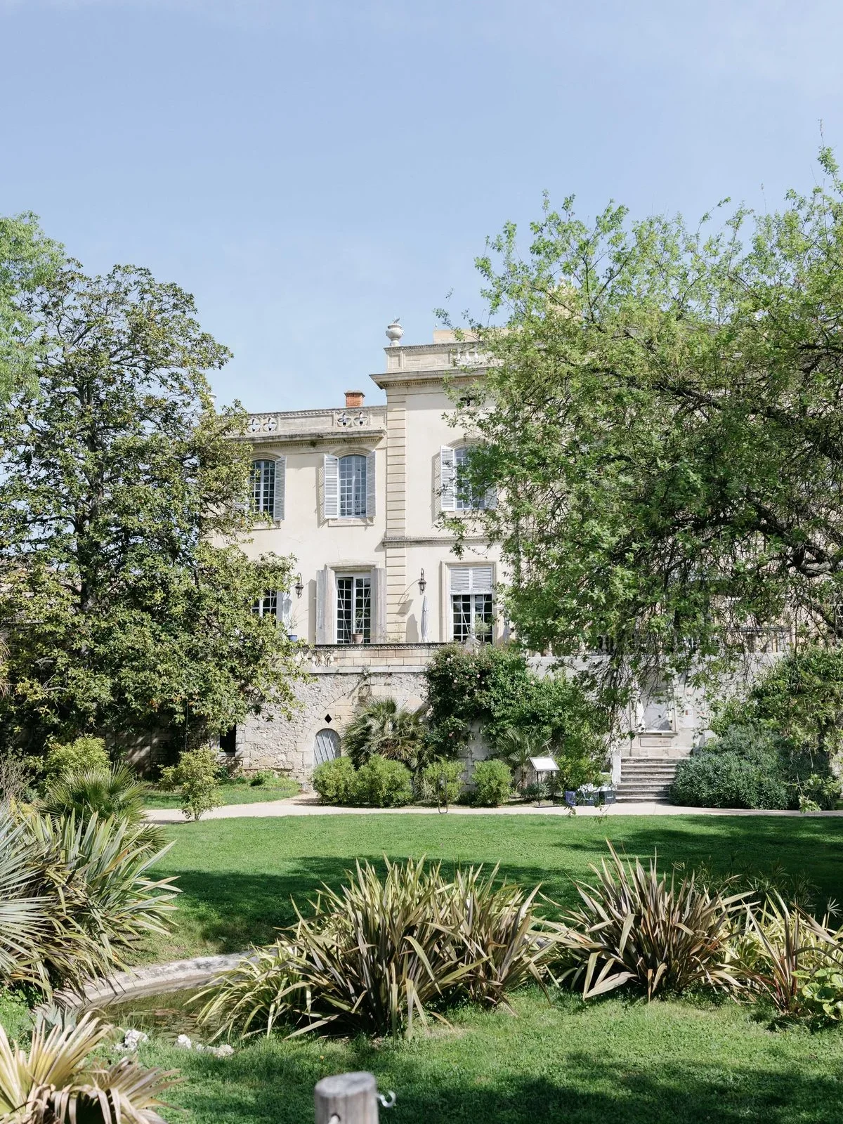 Inspiration : Monochrome d'élégance au Château de Collias