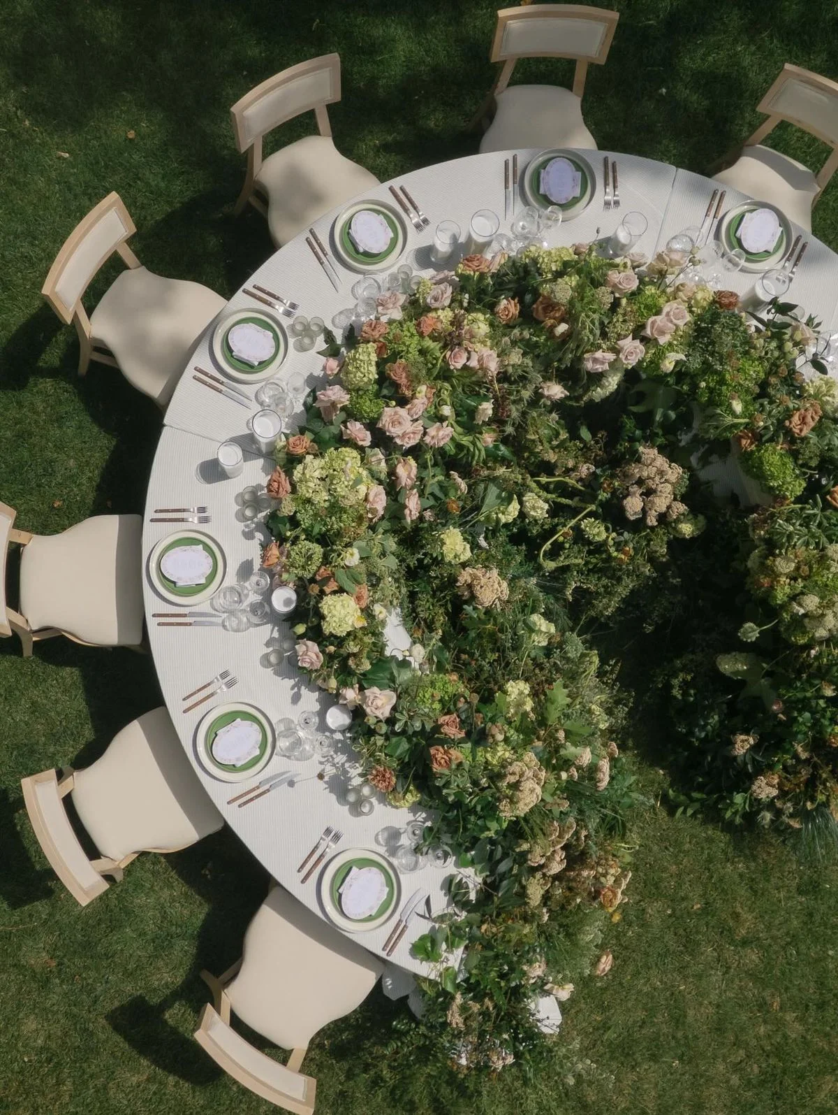 table d'honneur mariage en demi cercle avec fleurs au milieu