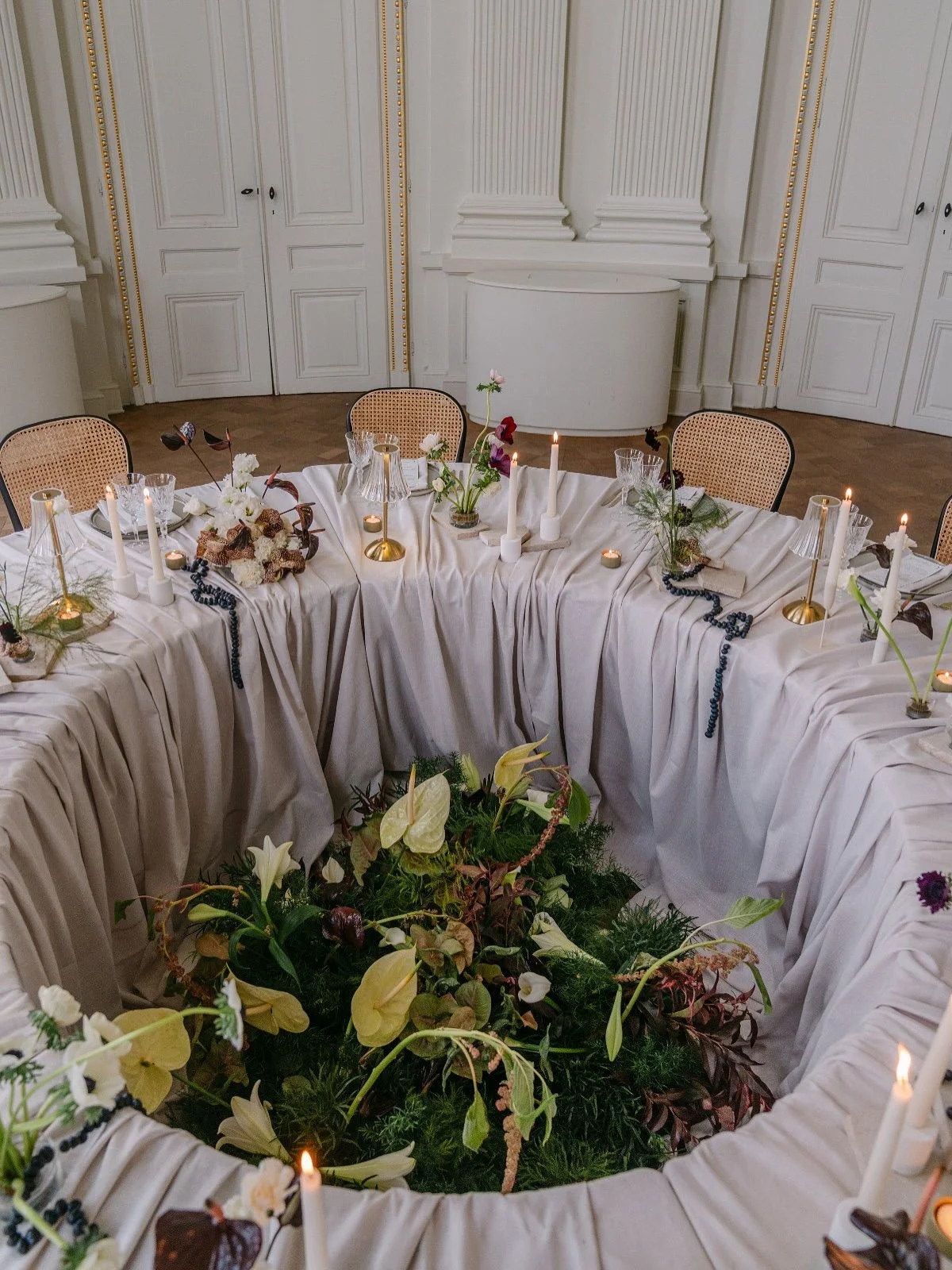 table de mariage en cercle avec fleurs au milieu