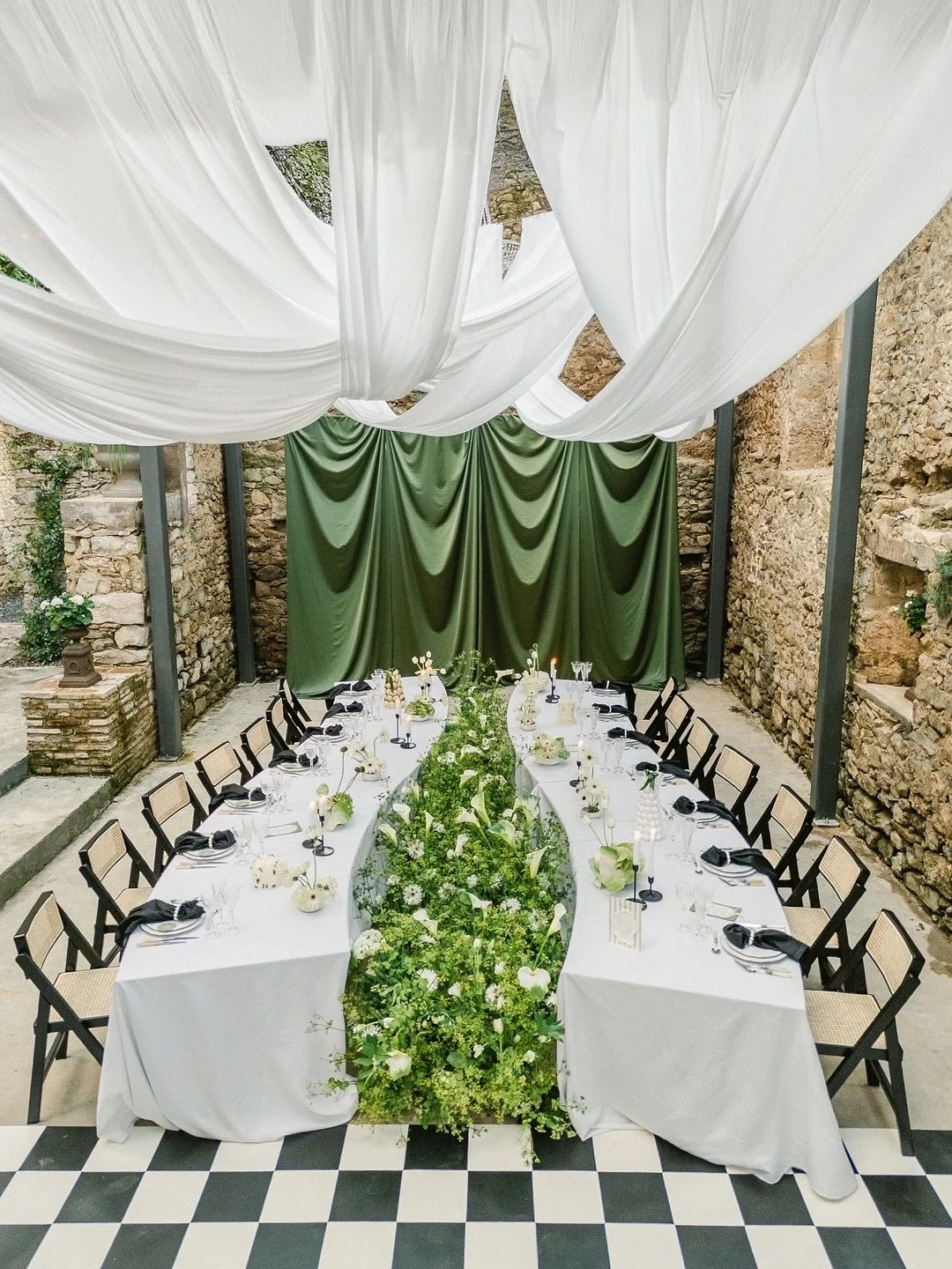 repas de mariage avec la décoration florale entre les tables
