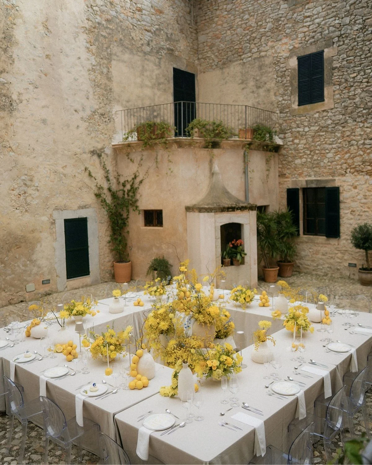 repas de mariage avec disposition des tables en carré et fleurs jaunes