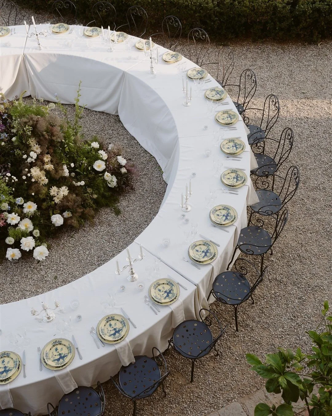 repas de mariage avec la décoration florale entre les tables qui forment un cercle