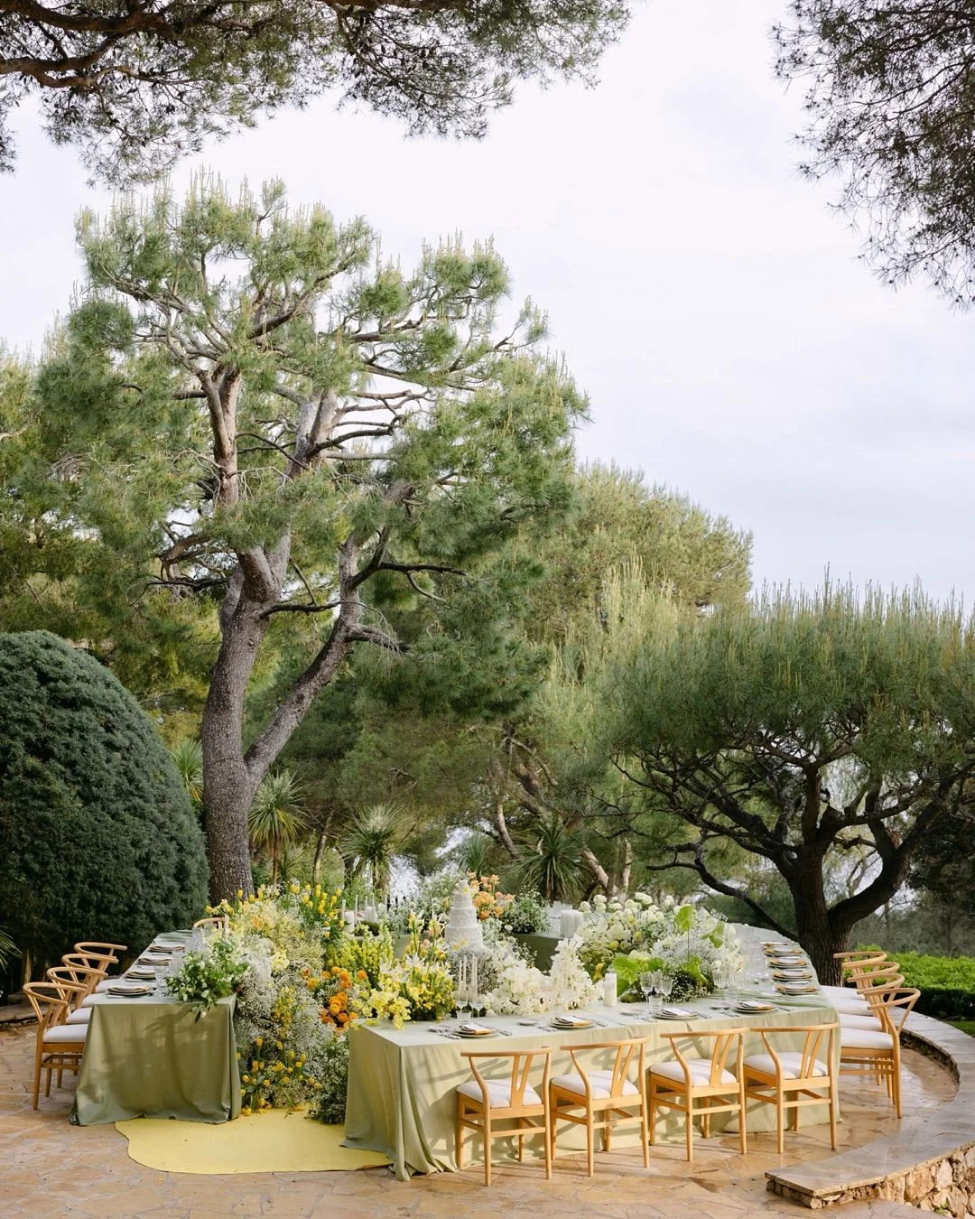 table de mariage en hexagone avec fleurs et wedding cake au milieu