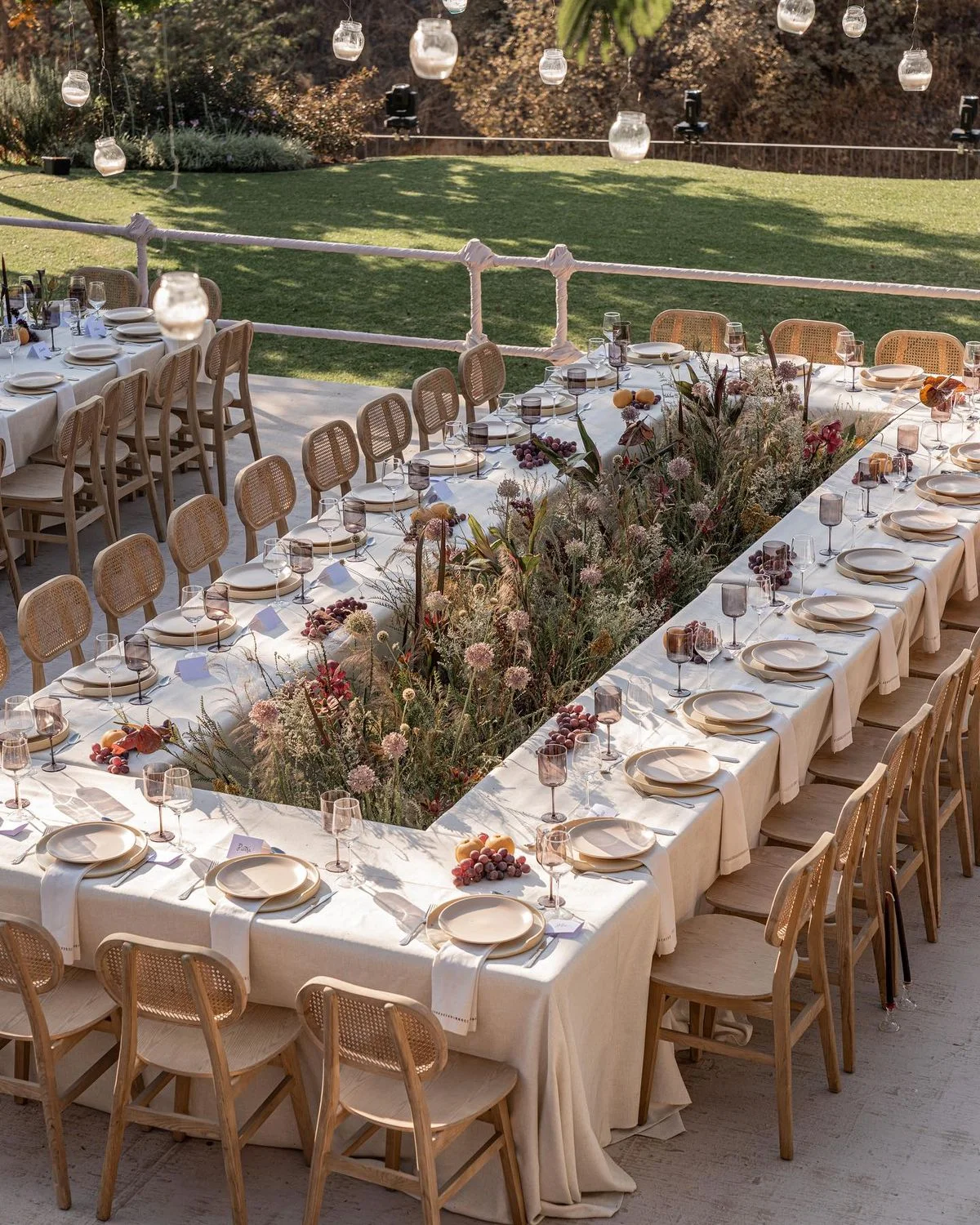 repas de mariage avec la décoration florale entre les tables qui forment un rectangle
