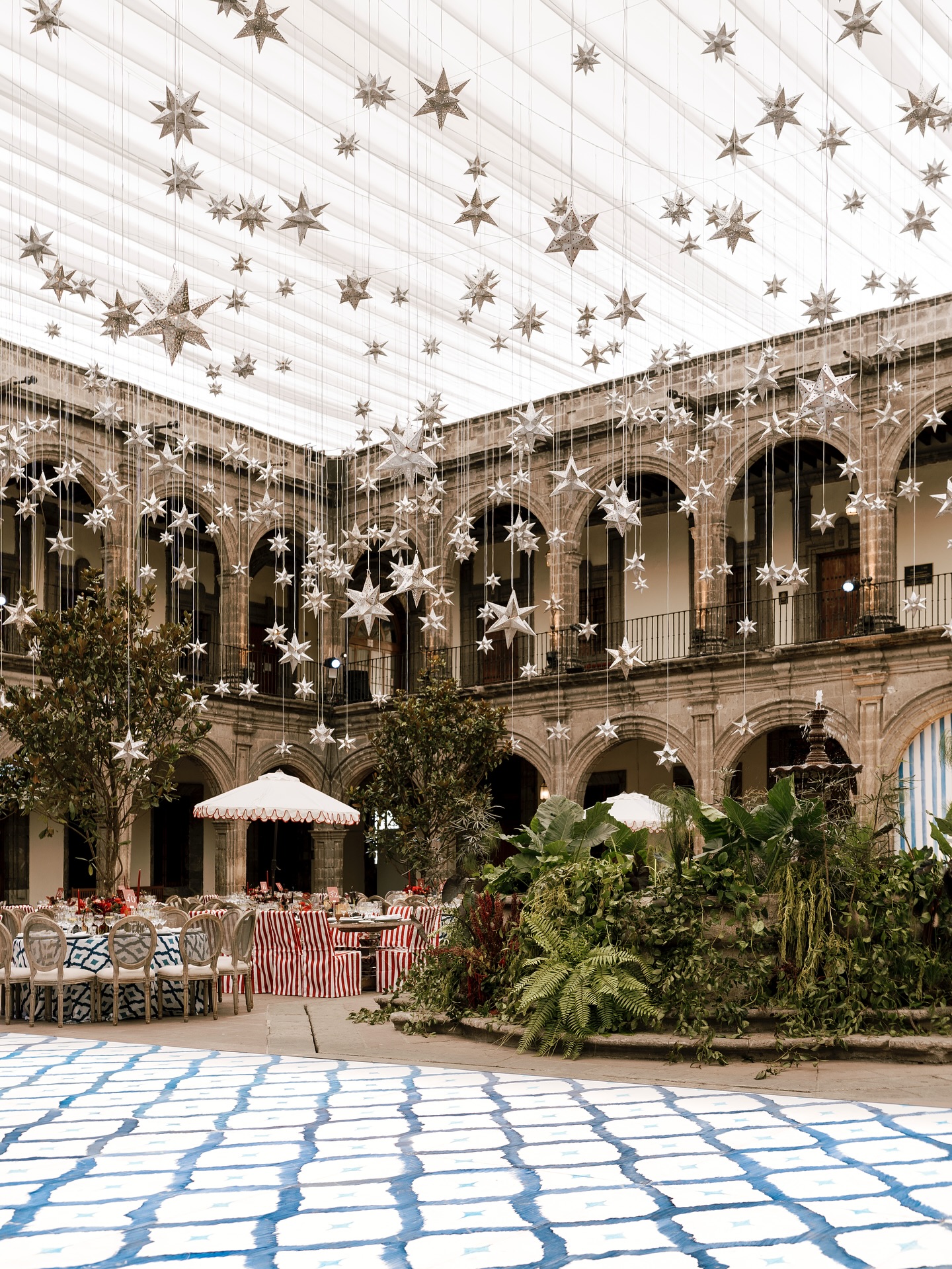 mariage sur le thème du cirque avec étoiles suspendues