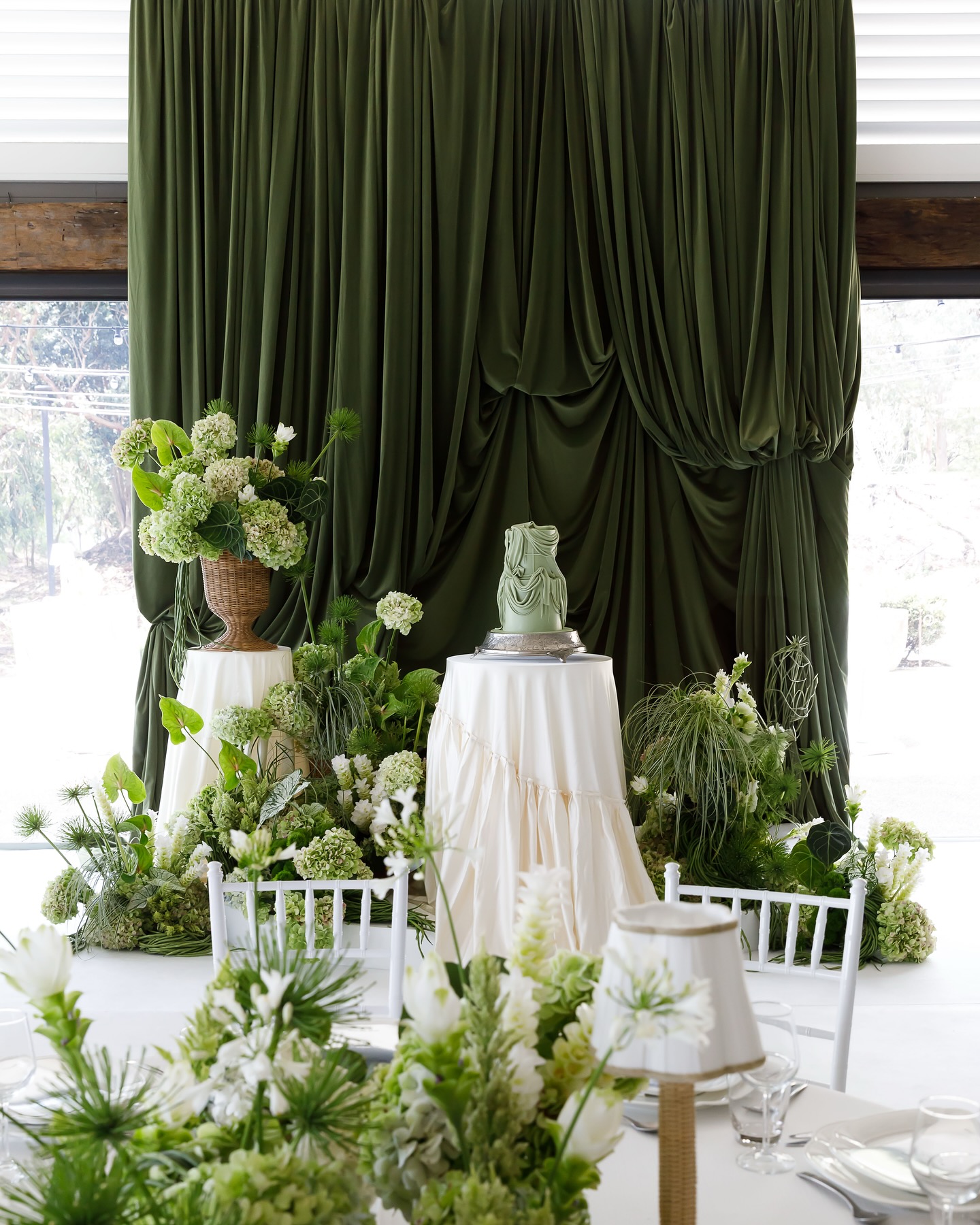 wedding cake et tissu drapé vert