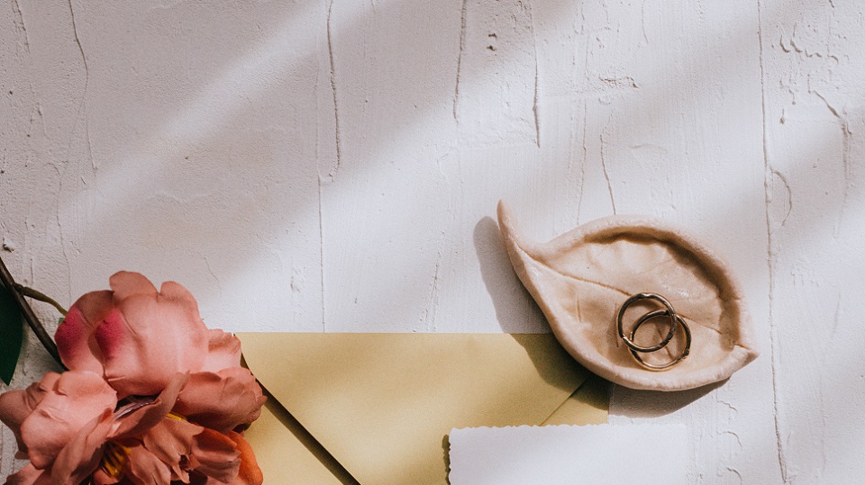 Comment choisir une alliance quand on ne porte jamais de bijoux ?