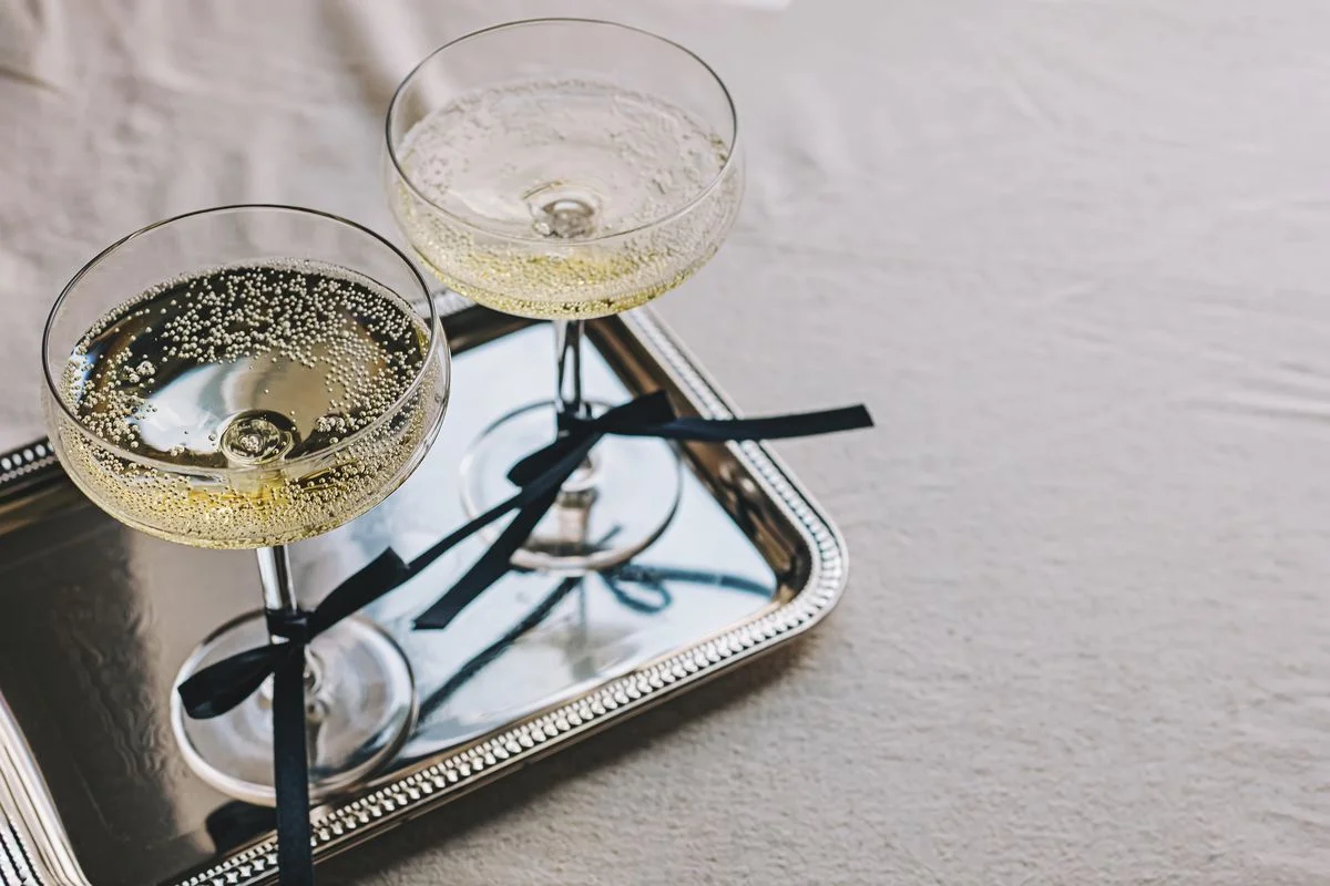 Pourquoi inviter plus de personnes au vin d’honneur qu’au dîner ?