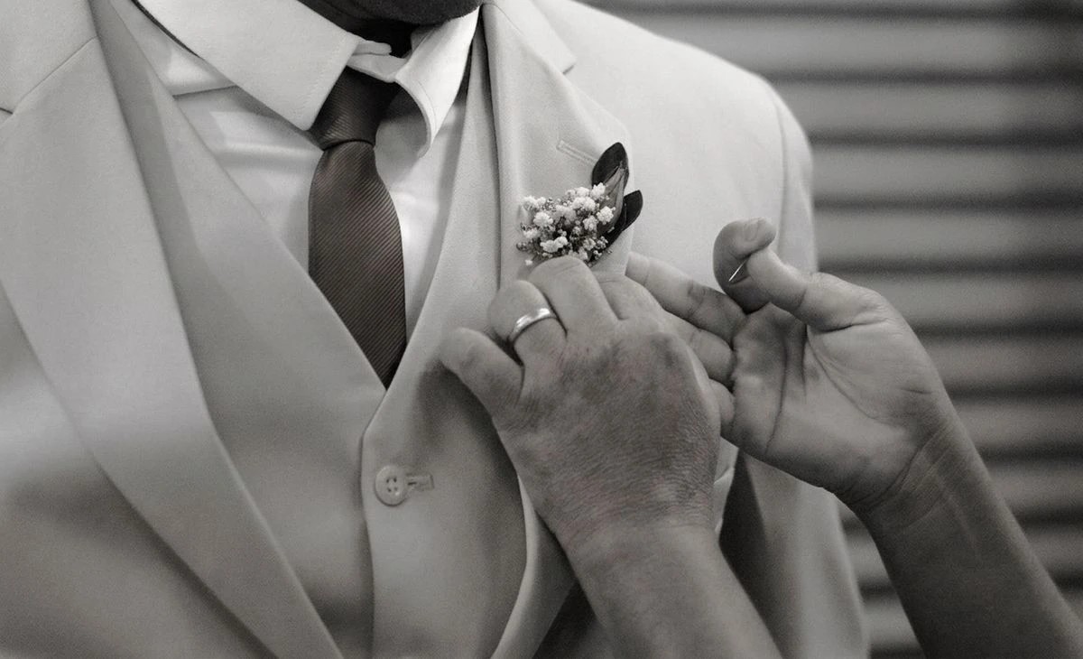 De quel c&ocirc;t&eacute; porter la boutonni&egrave;re de mariage ? La r&egrave;gle d'or