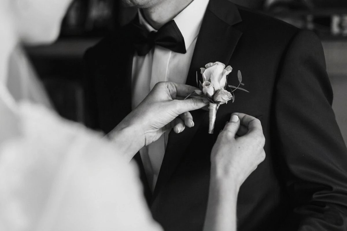 De quel c&ocirc;t&eacute; porter la boutonni&egrave;re de mariage ? La r&egrave;gle d'or